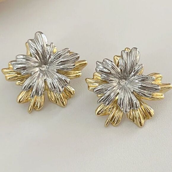 Anthropologie Jewelry - flower stud earrings N283